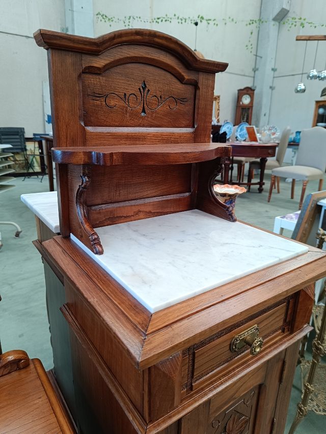 Mesilla de noche antigua