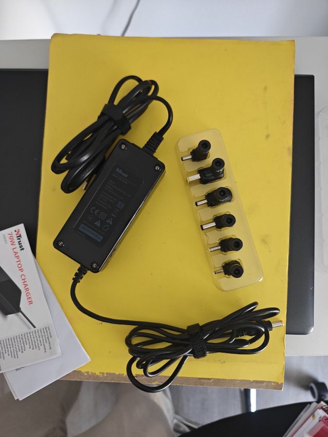 Cargador portátil multi-clavijas