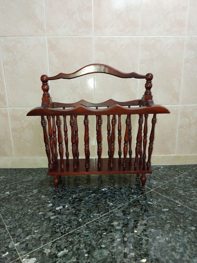 Revistero de madera