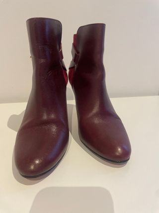 Botines Carolina Herrera Piel, talla 37.
