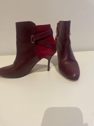 Botines Carolina Herrera Piel, talla 37.
