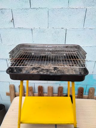 Barbacoa pequeña amarilla