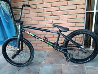 BMX Protón 
Con cubrebujes y pegs