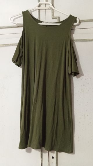 Vestido verde oscuro hombros caídos