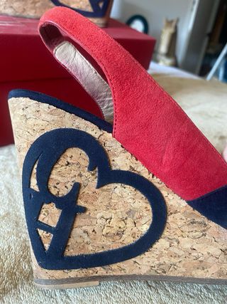 Sandalias cuña Carolina Herrera rojas y azules