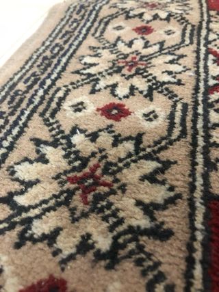Alfombra Persa pasillo roja y beige.
