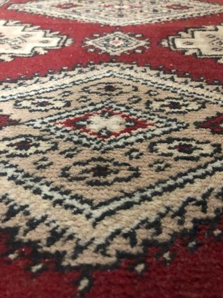 Alfombra Persa pasillo roja y beige.