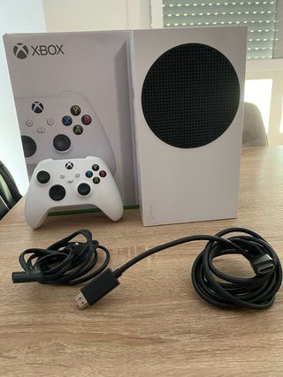 Xbox Series S blanca - consola, mando y cables.