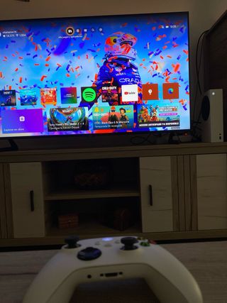 Xbox Series S blanca - consola, mando y cables.