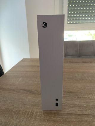 Xbox Series S blanca - consola, mando y cables.