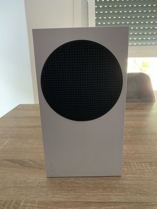 Xbox Series S blanca - consola, mando y cables.