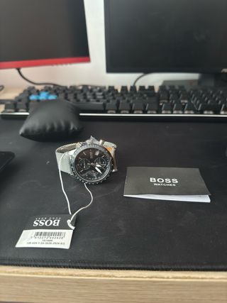 Reloj Hugo Boss - Nuevo con plasticos y accesorios