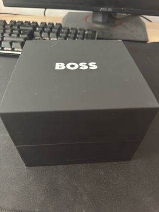 Reloj Hugo Boss - Nuevo con plasticos y accesorios