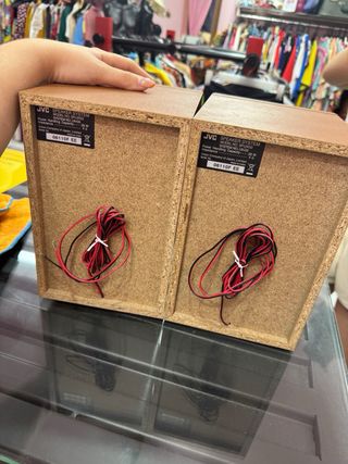 Altavoces JVC -  Minúsculos altavoces de madera