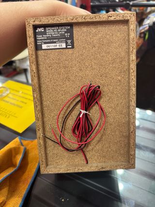 Altavoces JVC -  Minúsculos altavoces de madera