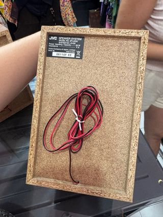 Altavoces JVC -  Minúsculos altavoces de madera