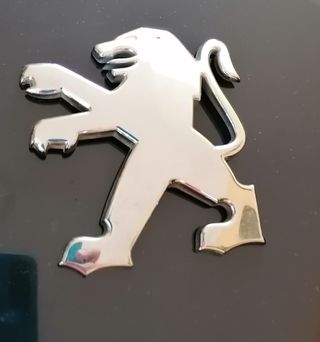 Logo Peugeot metalizado