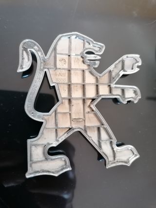Logo Peugeot metalizado