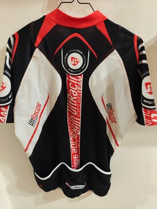 Maglia ciclismo nera e rossa