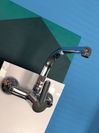 Grifo monomando pared, caño alto