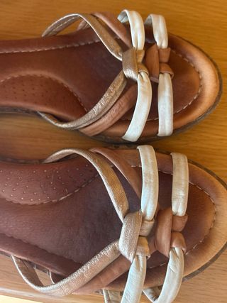 Sandalias Pikolinos blancas y marrones