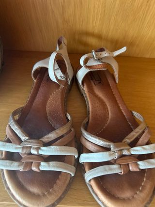Sandalias Pikolinos blancas y marrones