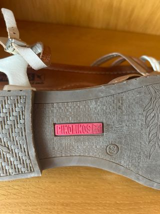 Sandalias Pikolinos blancas y marrones