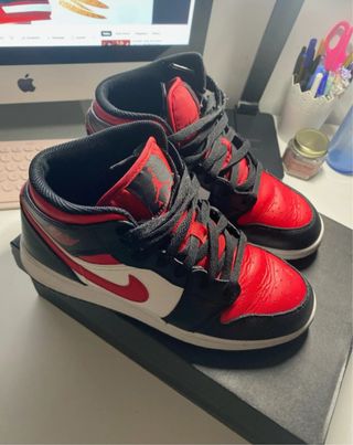 Zapatillas Jordan 1 Mid rojas y negras