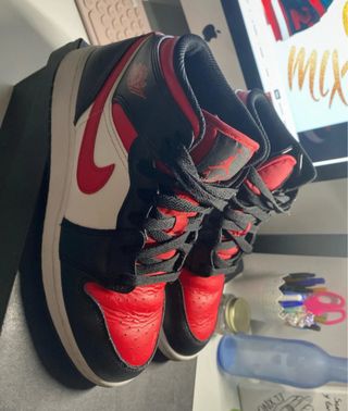 Zapatillas Jordan 1 Mid rojas y negras