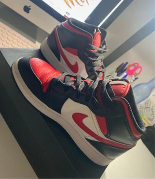 Zapatillas Jordan 1 Mid rojas y negras