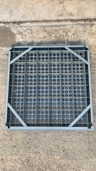 Rejilla ventilación suelo técnico.