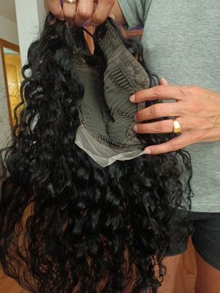 Peluca negra rizada son tres 
Dice 26 y 24