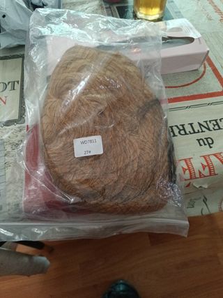 Peluca negra rizada son tres 
Dice 26 y 24