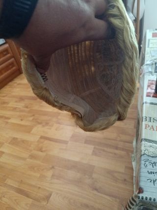 Peluca negra rizada son tres 
Dice 26 y 24