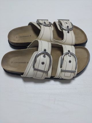 Sandalias planas Stradivarius beige. N° 38