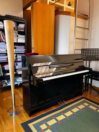 Piano Yamaha C-109 negro brillante