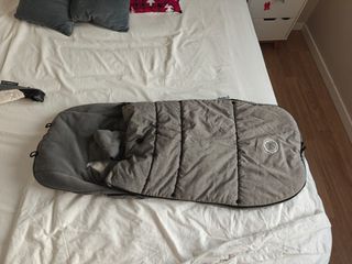 Saco Bugaboo invierno gris. 