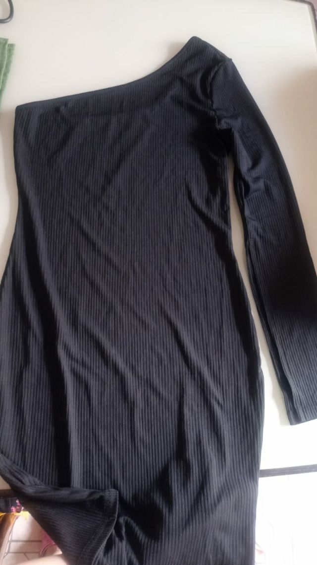 Vestito nero monospalla