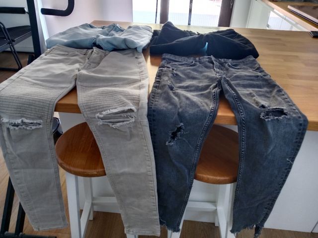 4 pantalones: beige, negros, azul