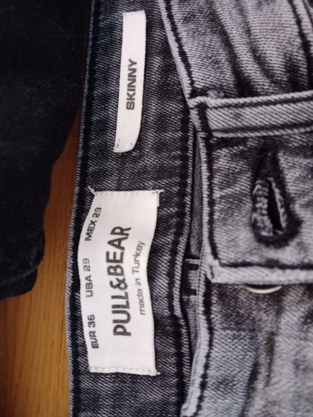 4 pantalones: beige, negros, azul