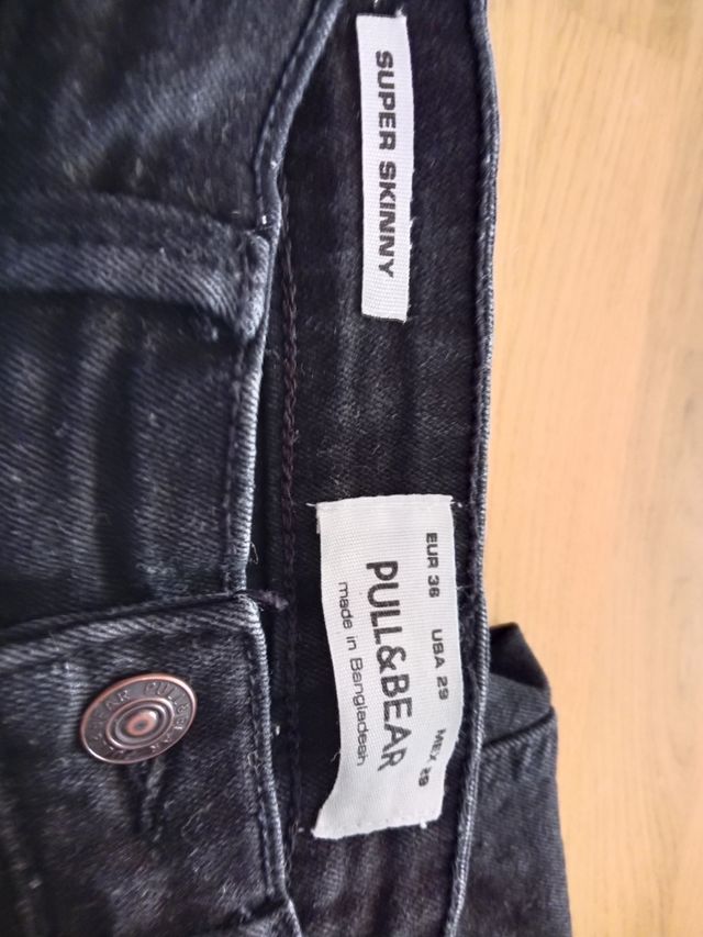 4 pantalones: beige, negros, azul