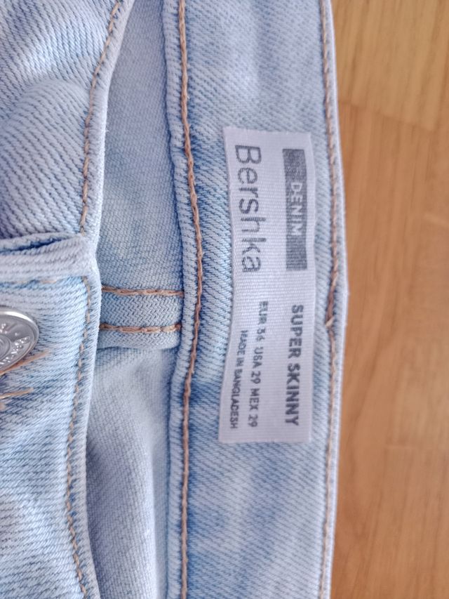 4 pantalones: beige, negros, azul