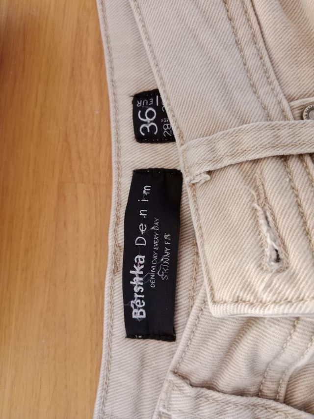 4 pantalones: beige, negros, azul