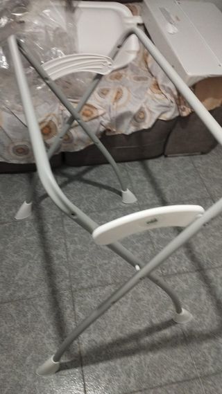Se vende 2 tronas , cada una 30 euros , 2 minicuna