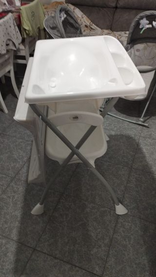 Se vende 2 tronas , cada una 30 euros , 2 minicuna