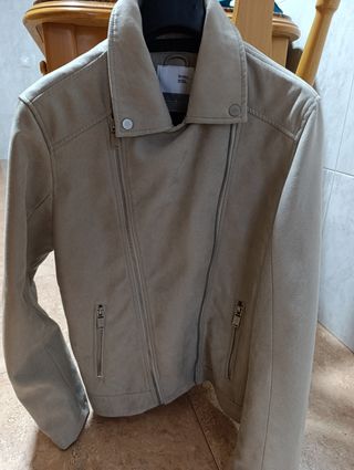 Chaqueta beige y camisa roja hombre