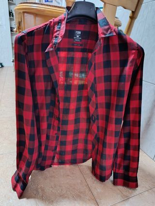 Chaqueta beige y camisa roja hombre