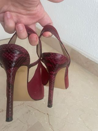 Salones destalonados de zara color vino. Talla 38