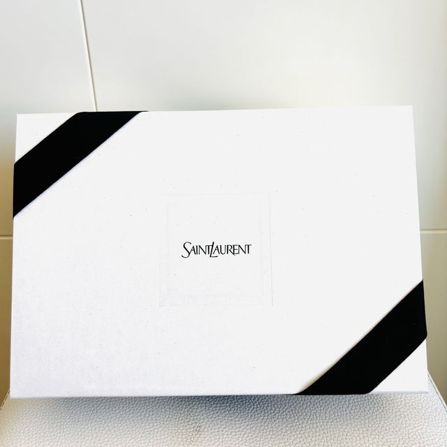 Caja regalo Saint Laurent
32.5x23.5x11cm