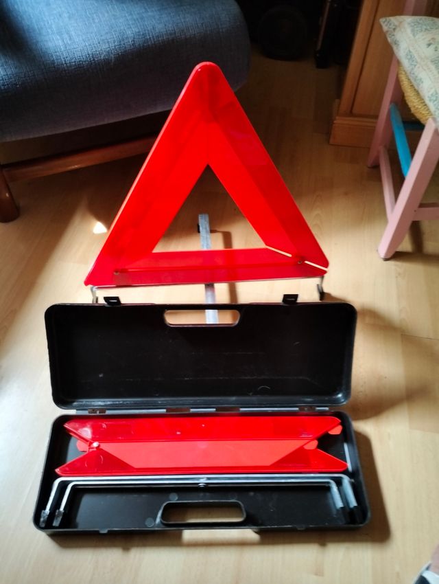 Triángulos emergencia coche